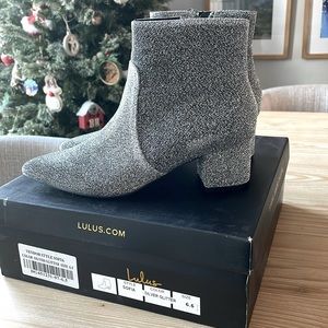 🔥LULU’S SOFIA SILVER GLITTER BOOTIE🔥 WOMENS SIZE 6.5